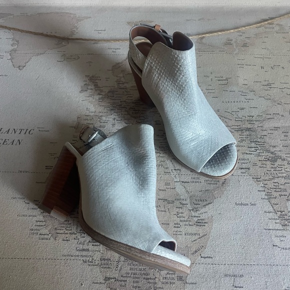 🆕Gentle Souls Peep Toe Slingback Block Heel Size 6 NWOB - Picture 1 of 11